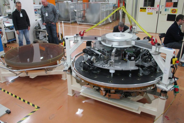 Aprobación del primer disco pulido producido para el espejo primario del telescopio de treinta metros